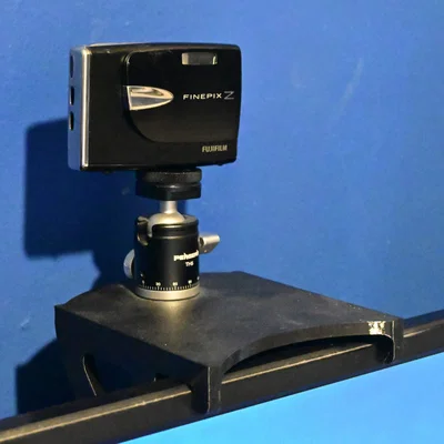 Ngàm gắn camera lên màn hình máy tính