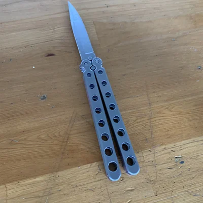 Mô hình Butterfly Knife (Dao bướm) cân bằng tốt