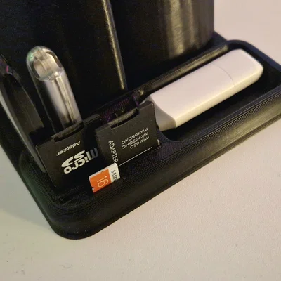 Khay để bàn đa năng: Sắp xếp bút, USB và thẻ nhớ gọn gàng