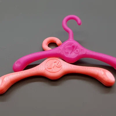 Móc treo quần áo cho Barbie