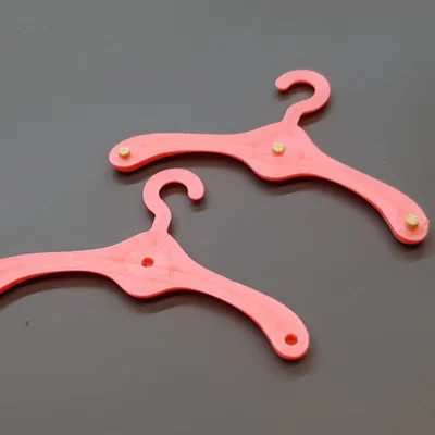 Móc treo quần áo cho Barbie