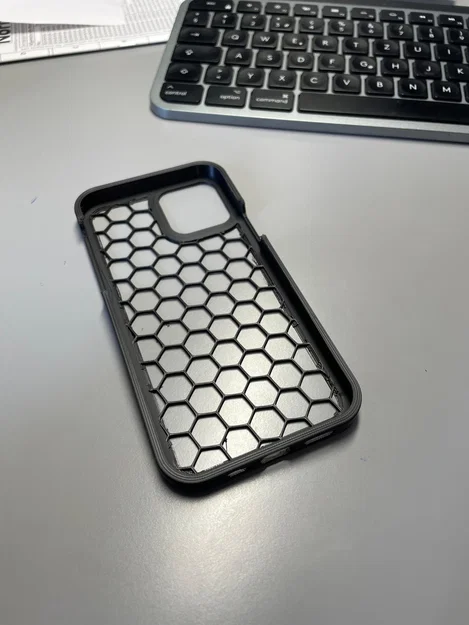 Ốp lưng iPhone 12 có khoét nút bấm - Image 1