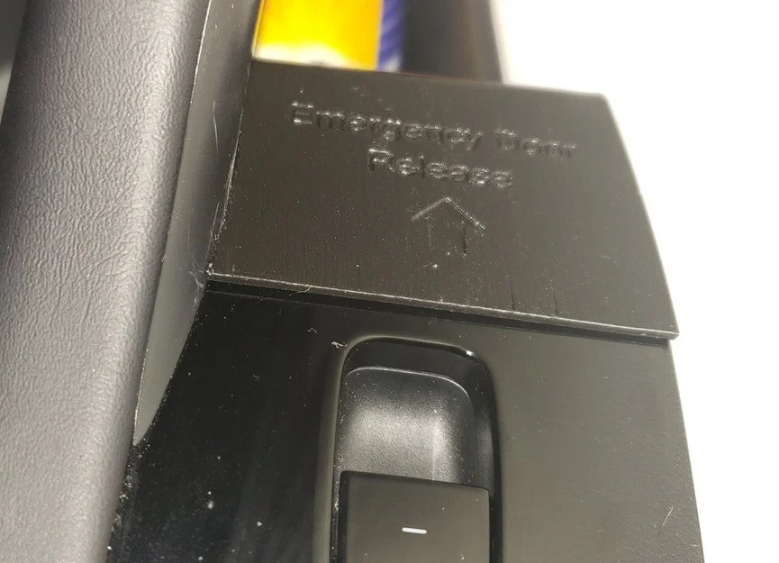 Ốp che lẫy mở cửa khẩn cấp Tesla Model 3/Model Y (Emergency Door Release Cover) - Image 1