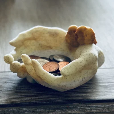 Bàn tay chụm đỡ có chim trên cổ tay (holder)