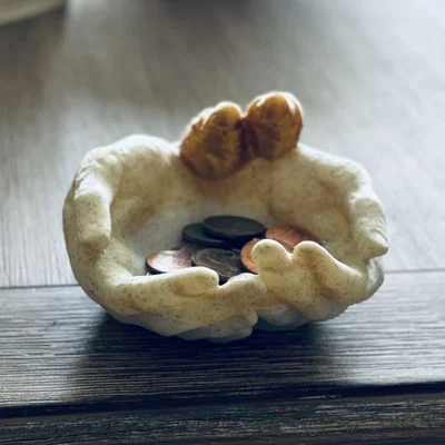 Bàn tay chụm đỡ có chim trên cổ tay (holder)