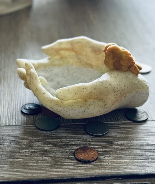 Bàn tay chụm đỡ có chim trên cổ tay (holder) - Image 3