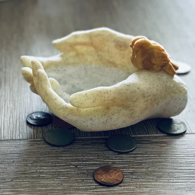 Bàn tay chụm đỡ có chim trên cổ tay (holder)