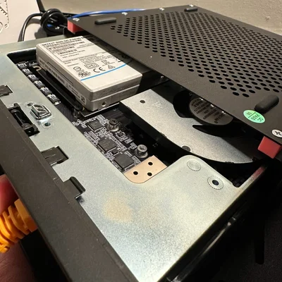 Nới đáy case Minisforum MS-01 để vừa SSD dày 15mm