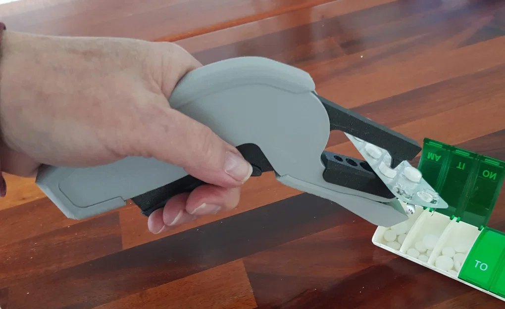 Dụng cụ bấm thuốc ra khỏi vỉ (blister) – Pill puncher - Image 1