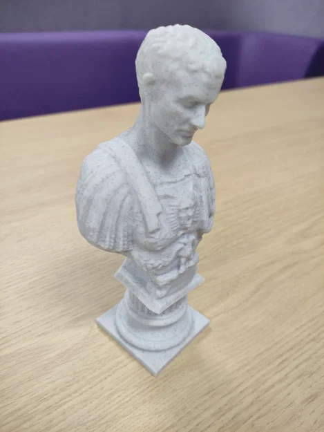 Julius Caesar trên bệ trụ cột Ionic (Remix) - Image 1