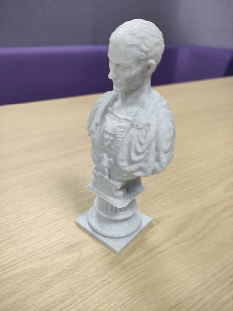 Julius Caesar trên bệ trụ cột Ionic (Remix) - Image 2