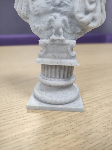 Julius Caesar trên bệ trụ cột Ionic (Remix) - Image 3