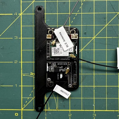 Giá đỡ gắn mạch RAK19007 vào hộp chống nước cho dự án LoRa