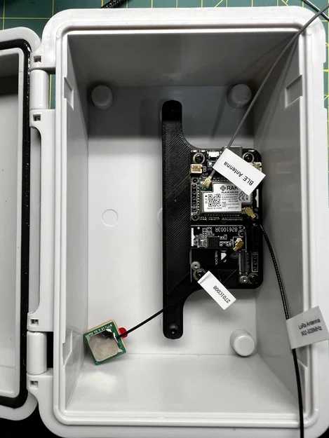 Giá đỡ gắn mạch RAK19007 vào hộp chống nước cho dự án LoRa - Image 3