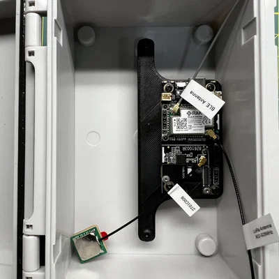 Giá đỡ gắn mạch RAK19007 vào hộp chống nước cho dự án LoRa