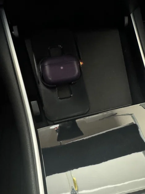 Tesla Model 3/Y: Pad sạc không dây kèm holder ốp AirPods Pro (Remix) - Image 1
