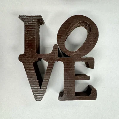 Mô hình nghệ thuật LOVE in 3D bằng socola cho Cocoa Press