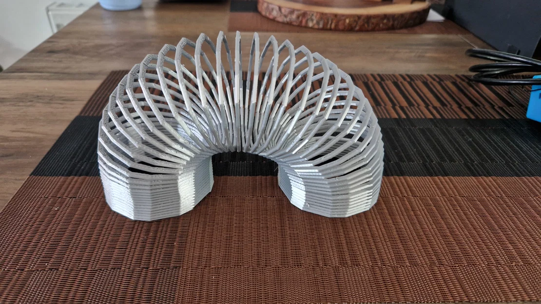 Slinky Spring Polygon – Lò xo fidget dạng polygon in 3D - Image 1