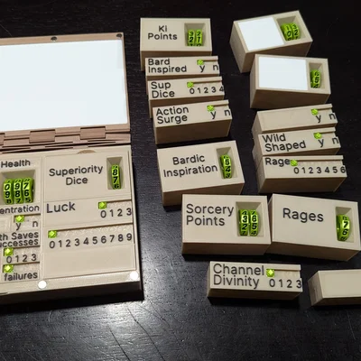 Sổ D&D Tracker với bản lề dẻo gập được và insert tùy biến