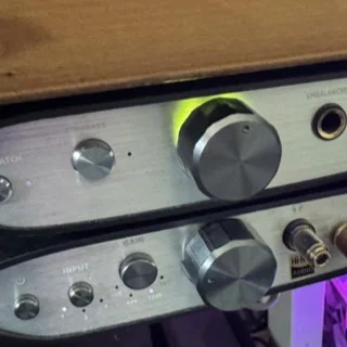 Giá treo iFi Zen Amp & DAC gắn dưới bàn