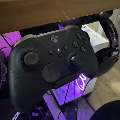Giá gắn dưới bàn kèm sạc cho Xbox Elite Controller