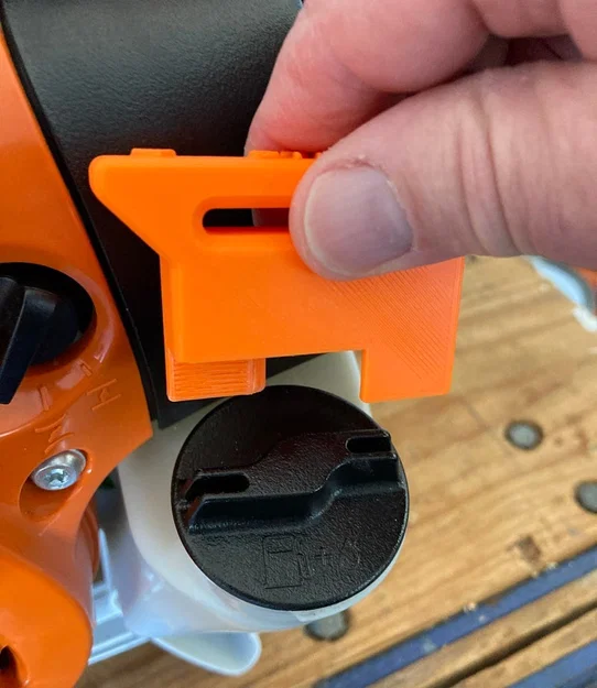 Stihl Cap Assist – Dụng cụ hỗ trợ mở nắp xăng Stihl - Image 1