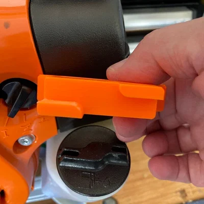 Stihl Cap Assist – Dụng cụ hỗ trợ mở nắp xăng Stihl