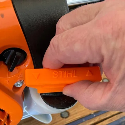 Stihl Cap Assist – Dụng cụ hỗ trợ mở nắp xăng Stihl