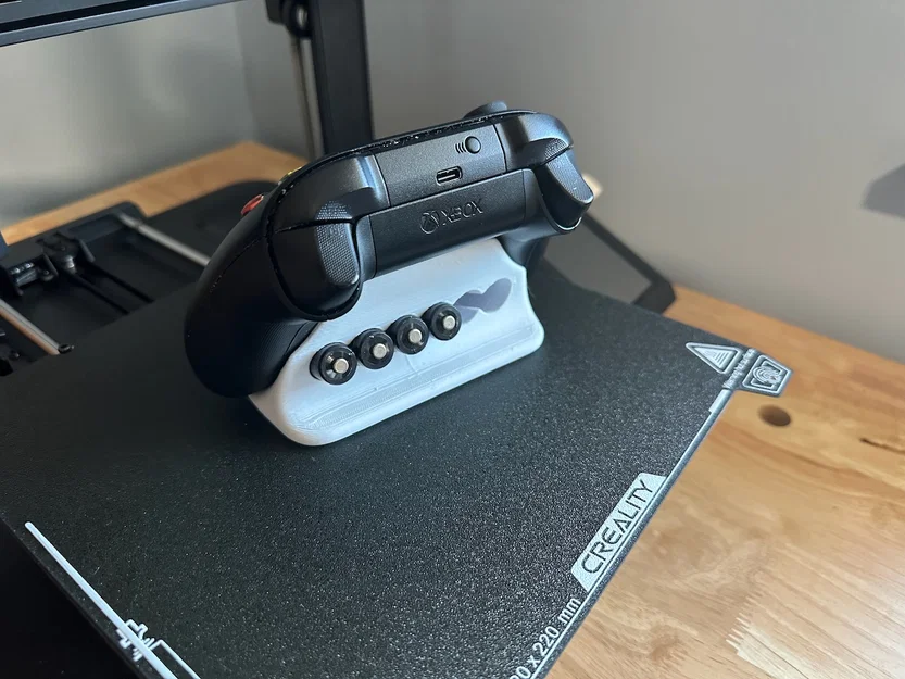 Đế để tay cầm Xbox kèm ngăn chứa pin AA oversized - Image 1