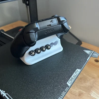 Đế để tay cầm Xbox kèm ngăn chứa pin AA oversized