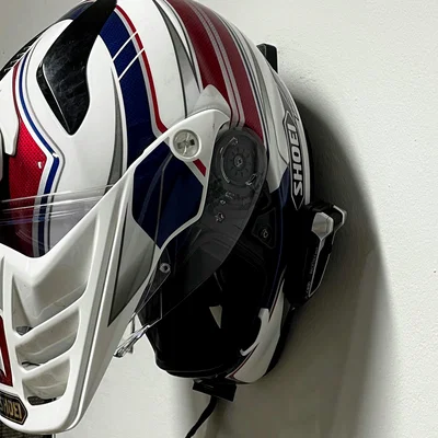 Giá đỡ mũ bảo hiểm kèm móc treo áo khoác in 3D tiện lợi