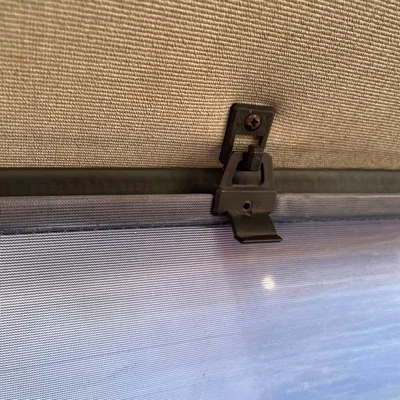 BMW E30/E28/E34 - móc trần giữ rèm che nắng sau (OEM 82 12 9 413 178)