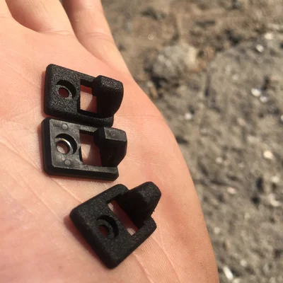 BMW E30/E28/E34 - móc trần giữ rèm che nắng sau (OEM 82 12 9 413 178)