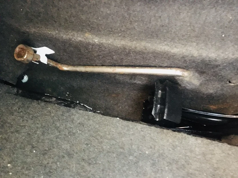 BMW E30 - kẹp giữ cây mở ốc bánh xe (OEM: 51 47 1 933 468) - Image 1