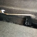 BMW E30 - kẹp giữ cây mở ốc bánh xe (OEM: 51 47 1 933 468) - Thumbnail 1