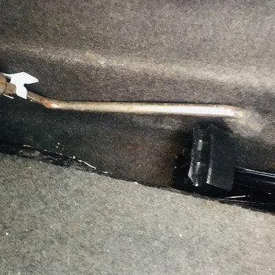 BMW E30 - kẹp giữ cây mở ốc bánh xe (OEM: 51 47 1 933 468)