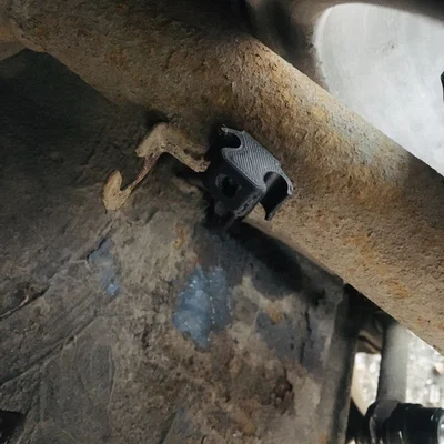 Kẹp giữ dây điện phuộc trước BMW E30 (Thay thế OEM 61 13 1 370 421)