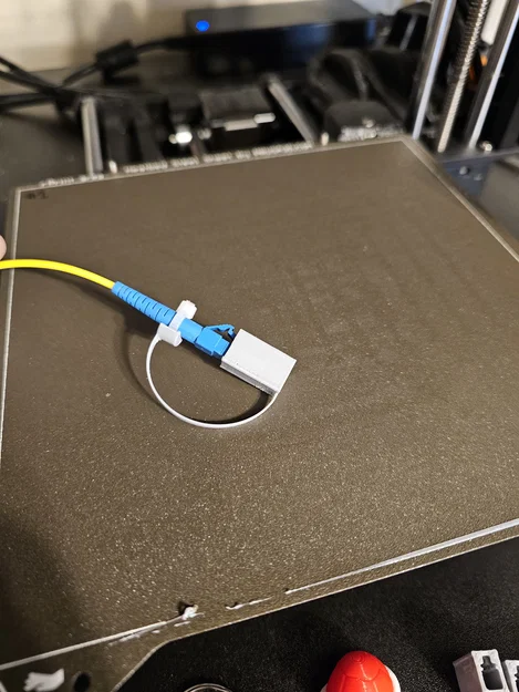 Nắp LC Fiber đơn kèm holder liền (LC Fiber Cap - Single with attached Holder) - Image 1