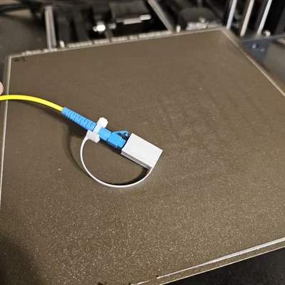 Nắp LC Fiber đơn kèm holder liền (LC Fiber Cap - Single with attached Holder)