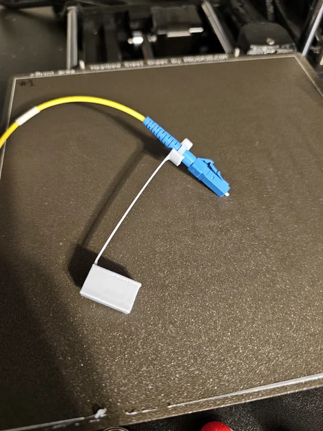 Nắp LC Fiber đơn kèm holder liền (LC Fiber Cap - Single with attached Holder) - Image 2