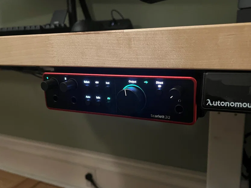 Giá treo Focusrite Scarlett 2i2 4th Gen gọn gàng dưới gầm bàn - Image 1