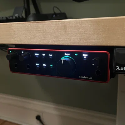Giá treo Focusrite Scarlett 2i2 4th Gen gọn gàng dưới gầm bàn