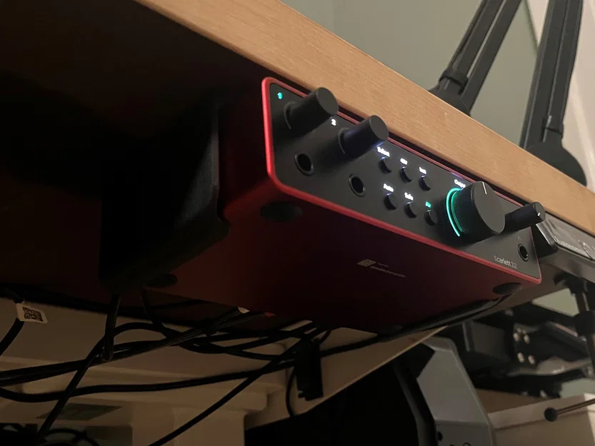 Giá treo Focusrite Scarlett 2i2 4th Gen gọn gàng dưới gầm bàn - Image 2