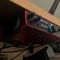 Giá treo Focusrite Scarlett 2i2 4th Gen gọn gàng dưới gầm bàn - Thumbnail 2