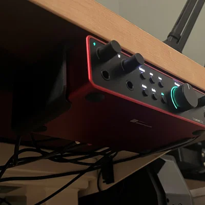 Giá treo Focusrite Scarlett 2i2 4th Gen gọn gàng dưới gầm bàn