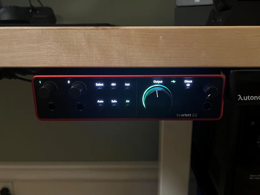 Giá treo Focusrite Scarlett 2i2 4th Gen gọn gàng dưới gầm bàn - Image 3