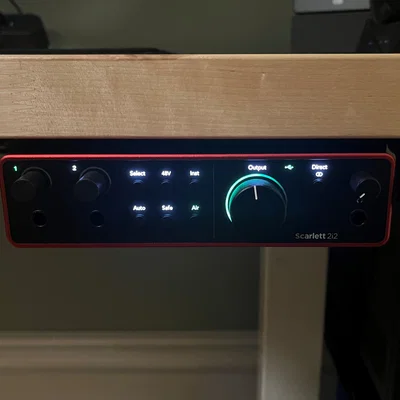 Giá treo Focusrite Scarlett 2i2 4th Gen gọn gàng dưới gầm bàn