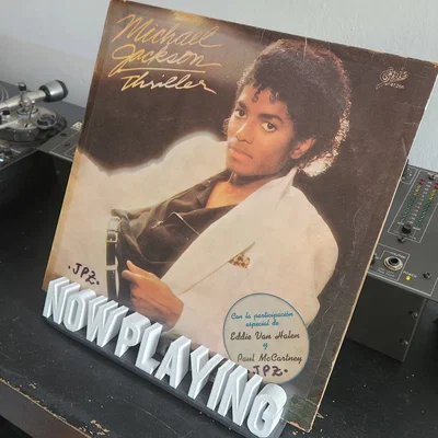Kệ đỡ vinyl “Now Playing”
