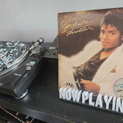 Kệ đỡ vinyl “Now Playing”