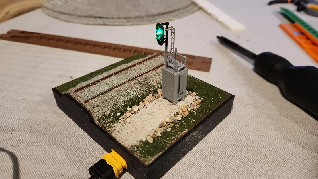 Đèn tín hiệu Railroad Color Light Signal (HO scale) - Image 1